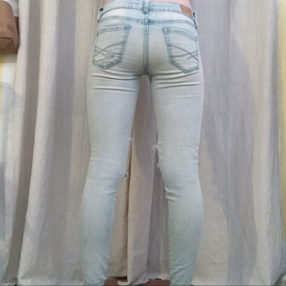 Light-wash Ripped Jeans - Picture 3 of 5